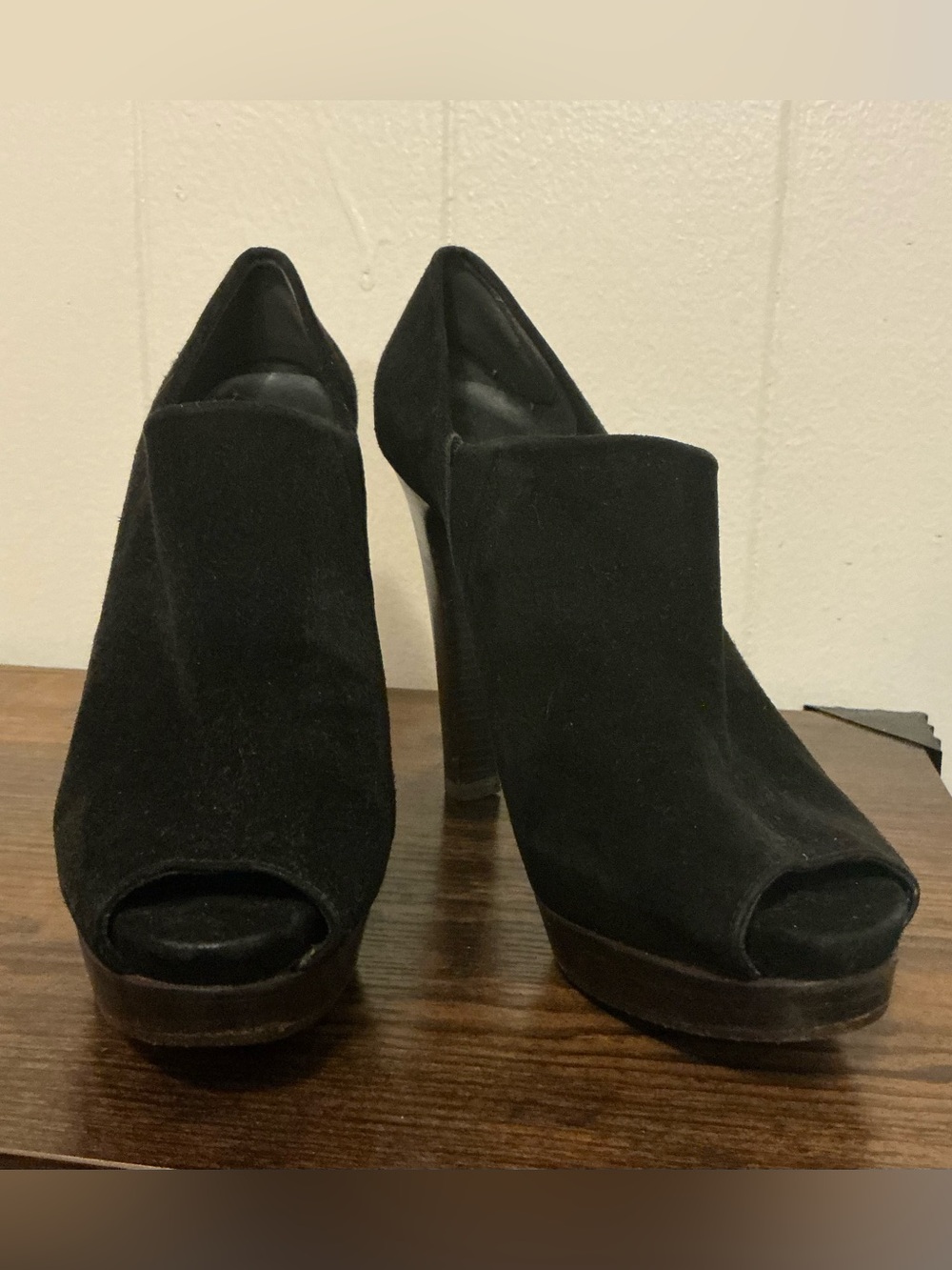 Rare HTF Stuart Weitzman black suede peep-toe platform ankle bootie Heels US6